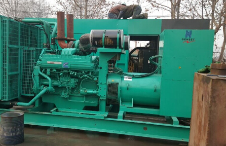 利津发电机组如何判断水冷式机油散热器内部是否需要清洗？